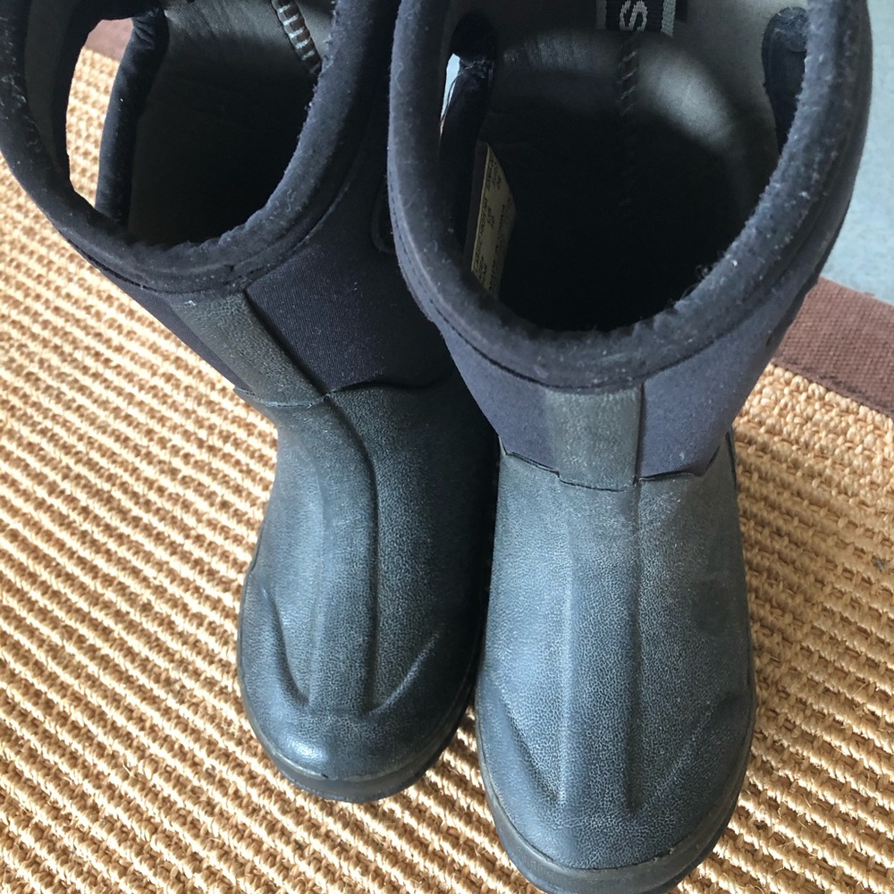 Black bogs size 10 toddler